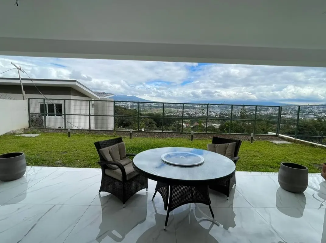 Casa en Venta, Guachipelín, Escazú, vista panorámica, 4 parqueos