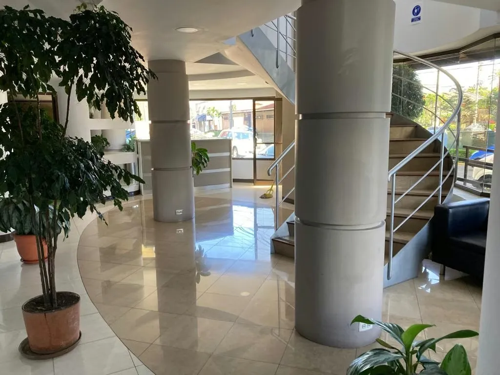 Se alquila amplia y funcional oficina ubicada en Rohrmoser, en una zona ...