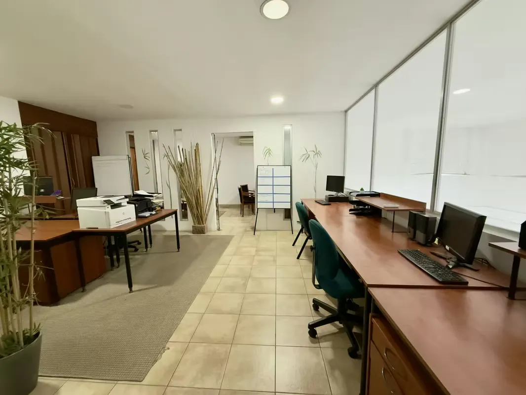 Alquiler o venta de Local comercial en Guachipelín, Escazu