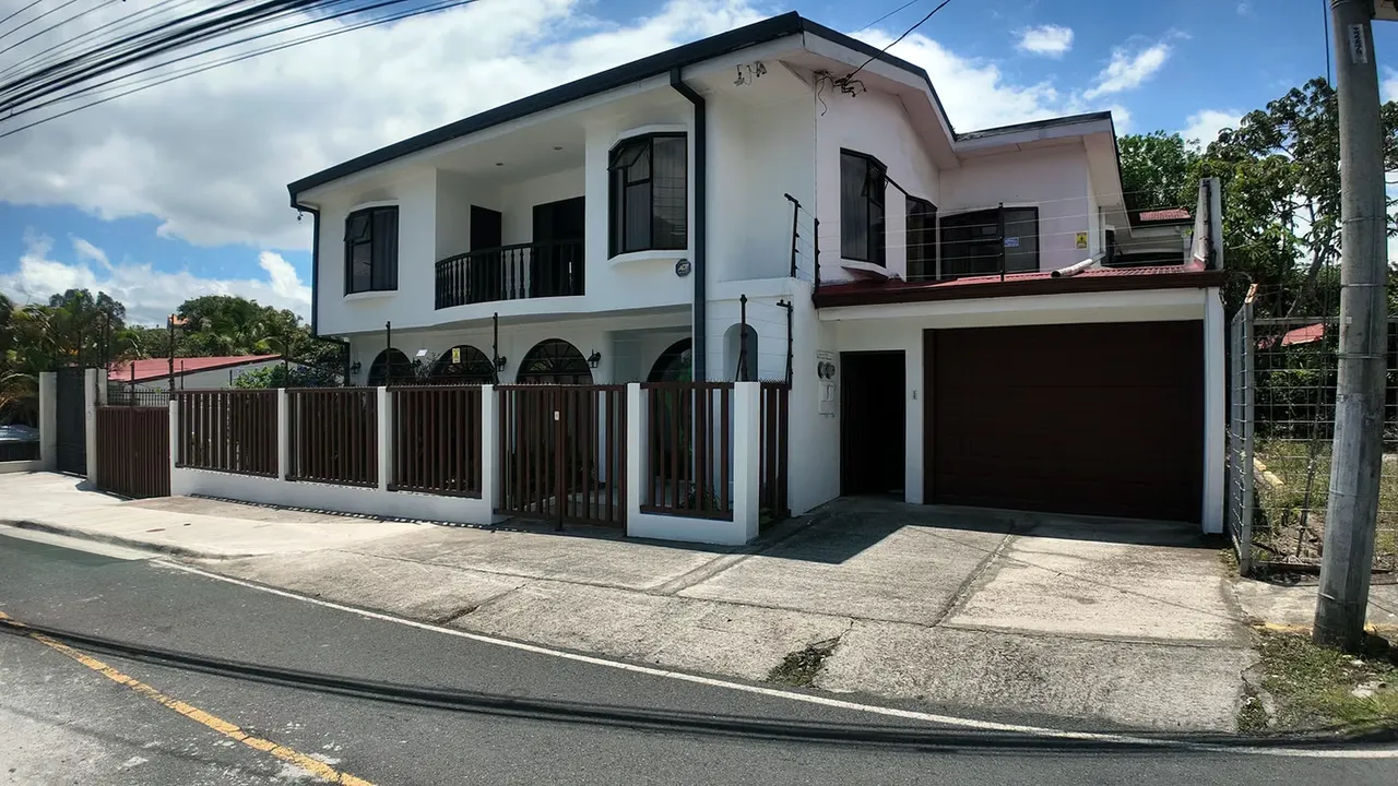 Exclusiva Propiedad en Escazú con Excelente Potencial de Ingresos