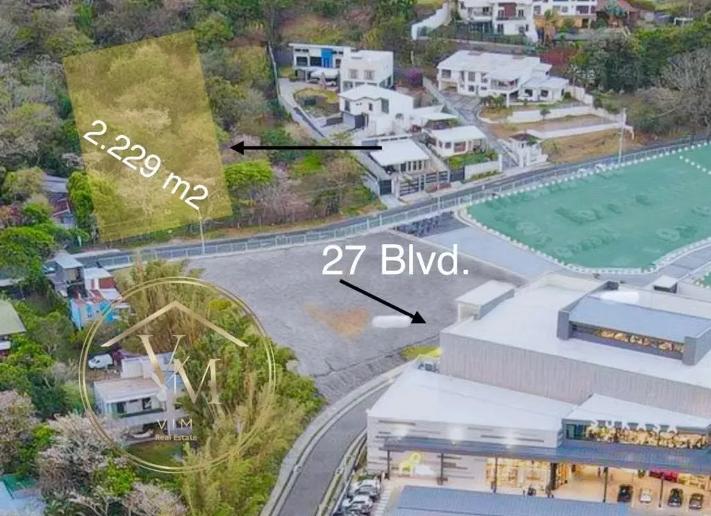 Sell lot Guachipelín de Escazú, 2,229 m2 surrounded by prestigious condominiums