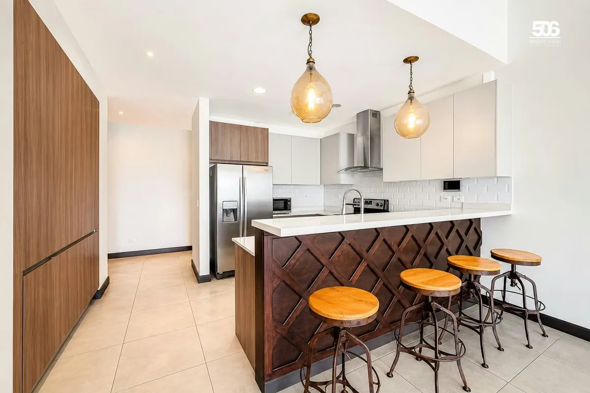 Apartamento en Venta en Escazú, Guachipelín con Vista Panorámica, Línea Blanca y Amenidades