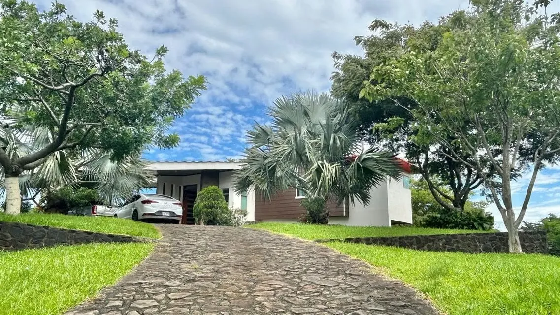 Venta Casa de Lujo en La Guácima de Alajuela. 26-207