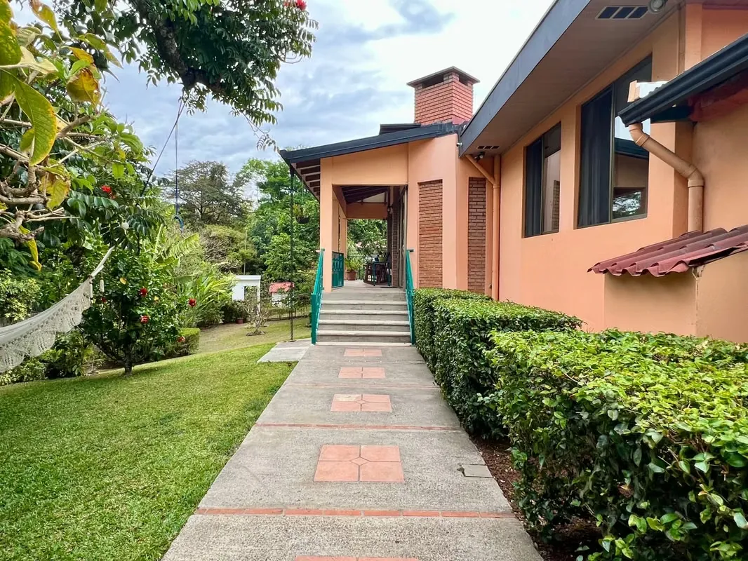 House for sale in Escazú center, private complex