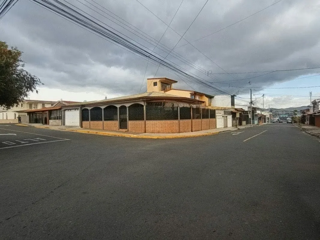 Una propiedad amplia, funcional y con excelente proyección para vivienda, oficinas o inversión, ...