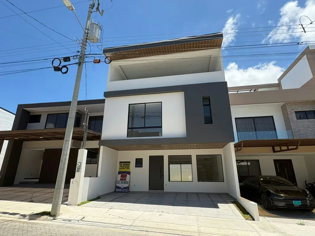 *Venta de casa de lujo de tres pisos en condominio en Tres Ríos.