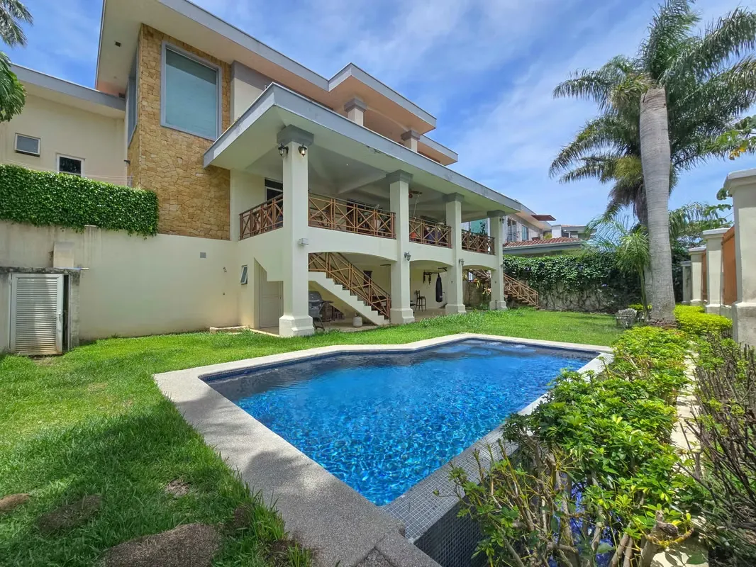 Lujosa Casa con Piscina Privada y Vista en Exclusivo Condominio en Guachipelín Escazú