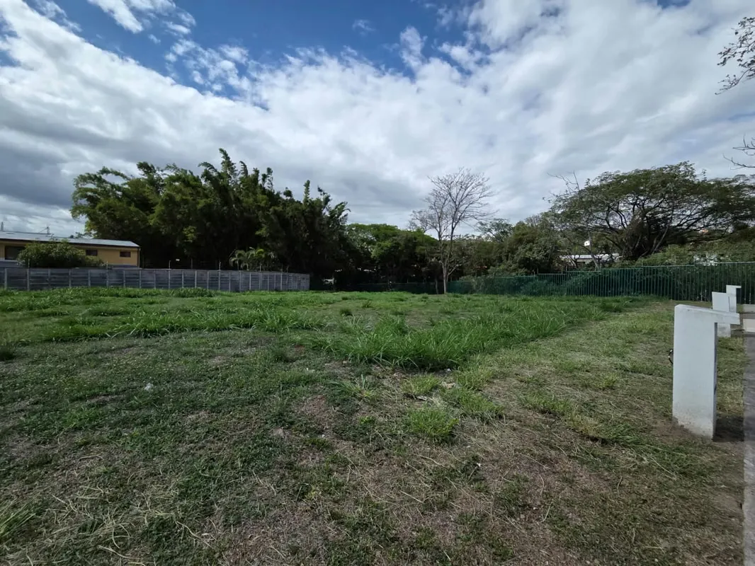 VENTA DE LOTE EN CONDOMINIO COMPLETAMENTE LISTO PARA CONSTRUIR, SANTA ANA
