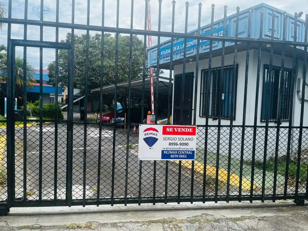 Vendo 2 lotes contiguos en San José, con una medida total de 3050 m2 en total y con aprobación de construcción de 7 pisos.