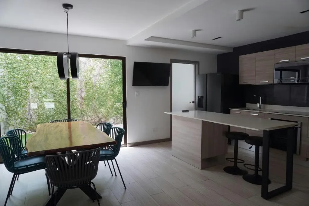 Townhouse moderno en Escazú Urbano con patio privado