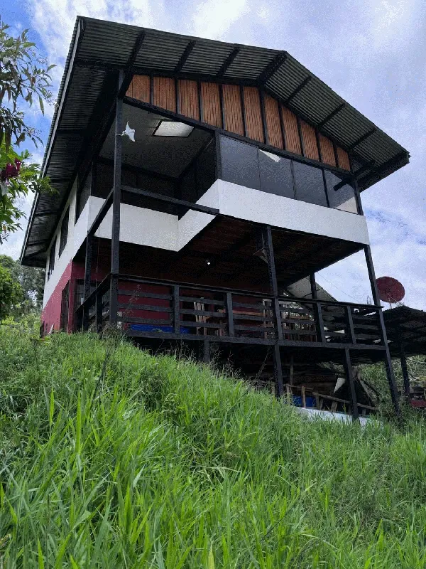 Se vende hermosa propiedad de montaña ubicada en El Silencio de La Suiza, Turrialba, en una zona tranquila, natural y privada, ideal para vivir, descansar, ...