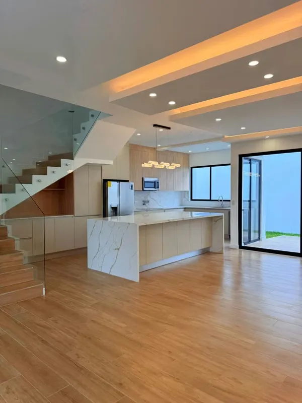 Casa Contemporánea de 3 Hab / 4.5 Baños – Distrito San Juan, Concepción
