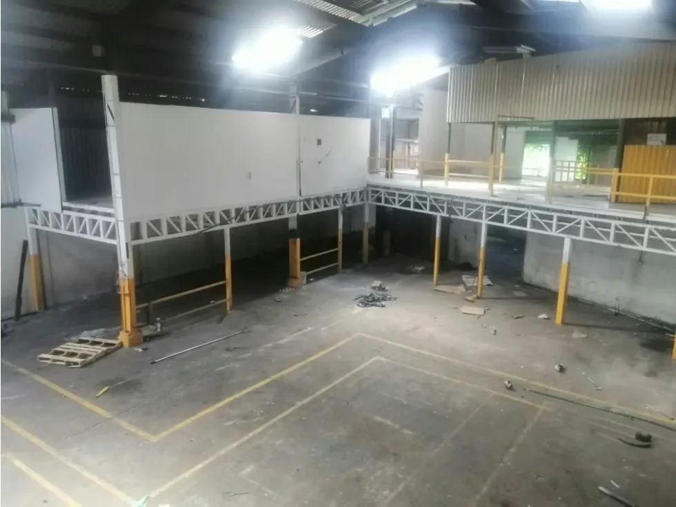 Se vende amplia bodega industrial ubicada en una zona estratégica de Belén, ideal para logística, almacenamiento, distribución o ...