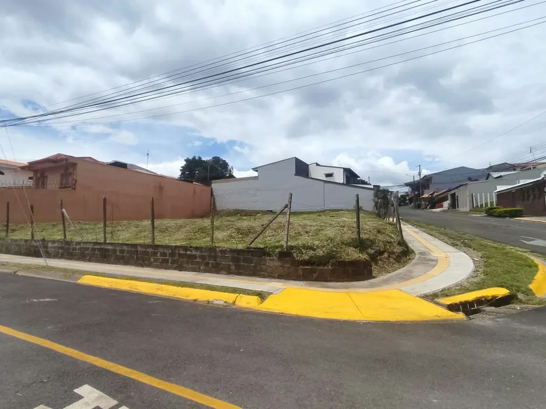 Preciosos lotes en Heredia Res Ma. Auxiliadora, Uso de suelo para Apartamentos