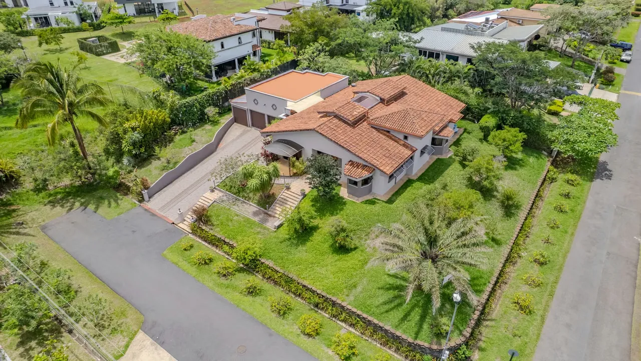 Casa a la venta en Hacienda Los Reyes, La Guácima, Alajuela