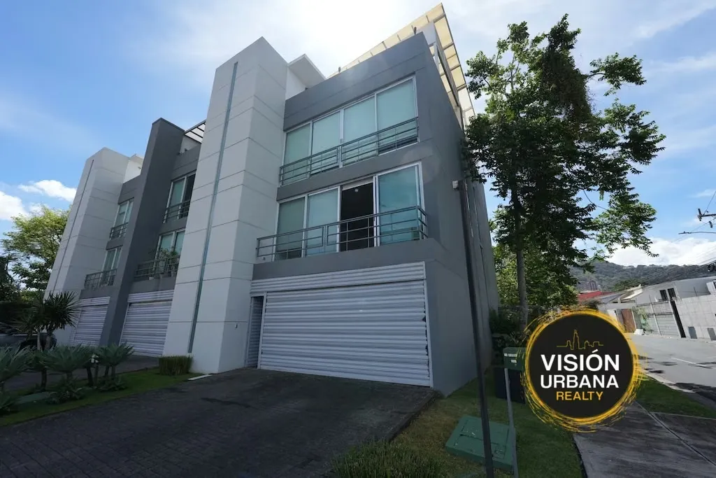Exclusive remodeled 4-level loft in Guachipelín de Escazú, very close to Multiplaza. It features 221.67 m2 distributed as follows: