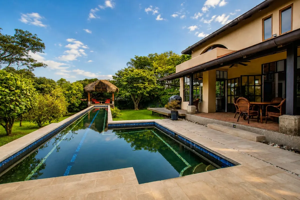 For Sale independent house in Santa Ana. Big lot and pool