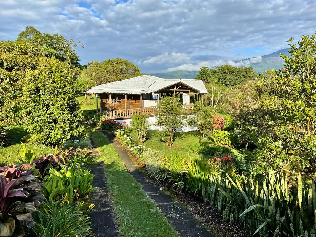 Quinta con 2 casas y vista al Volcán Turrialba