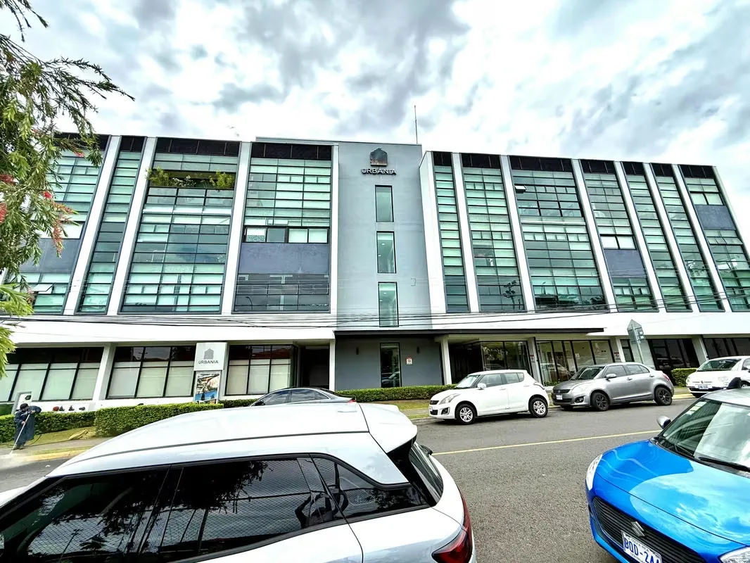 Venta oficina en centro corporativo de alta exposición, Escazú. (AD)