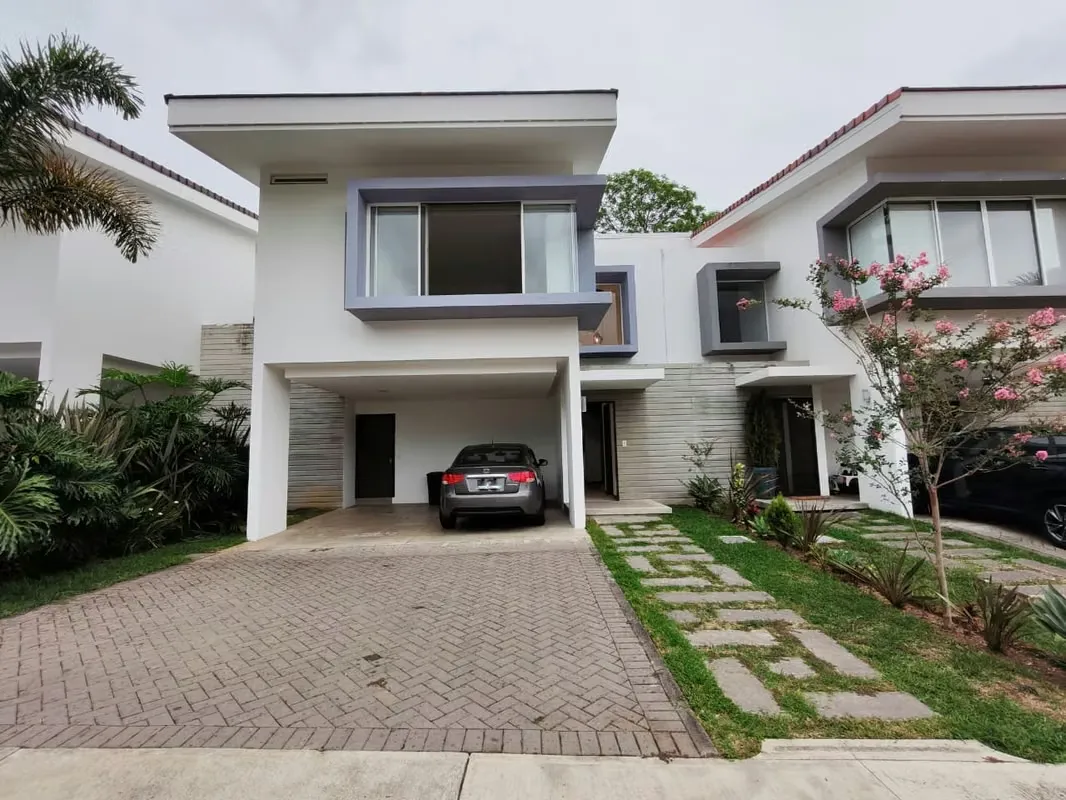 It is sold beautiful house in Bello Horizonte de Escazu.