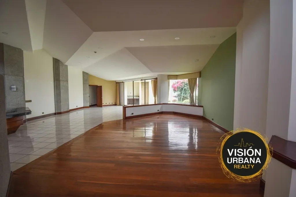 Spacious detached house in Escazú, with 625m2 of construction, almost entirely on one level, distributed as follows: