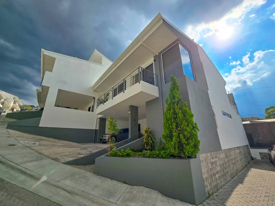 Apartment for Sale – A Unique Opportunity in Santa Ana!