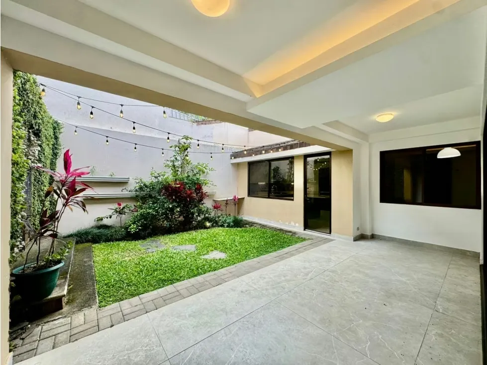 Se ofrece a la venta una destacada residencia situada en un sector privilegiado de Escazú, reconocida por su ...
