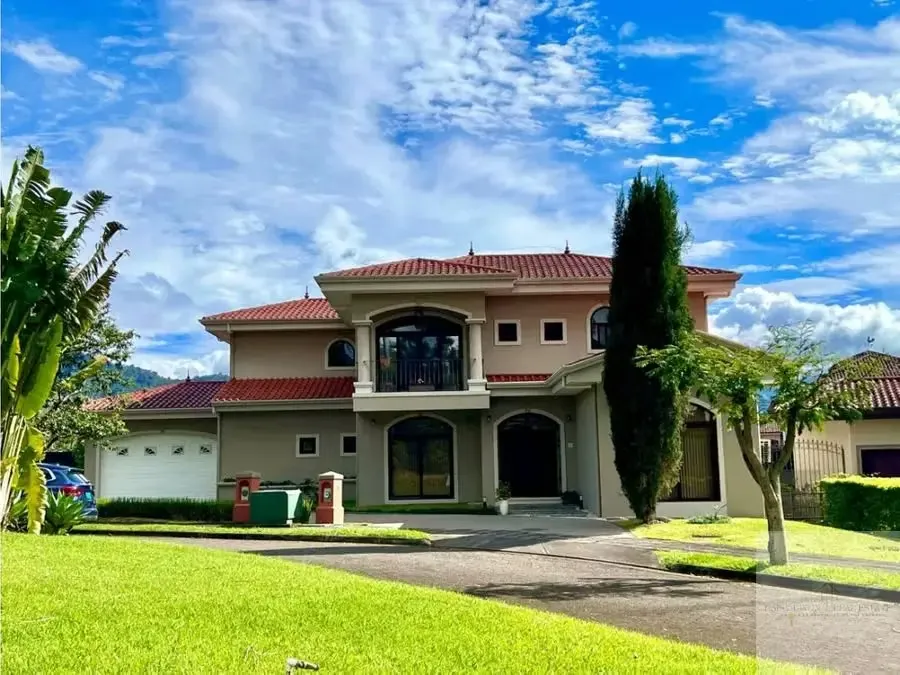 Exquisita casa moderna de lujo de 4 habitaciones en Curridabat