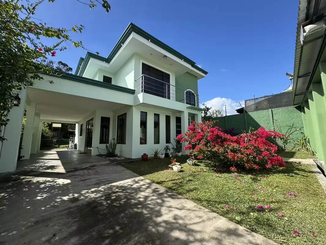 Located in a safe and quiet area, this property is ideal for families looking for space, comfort and contact with nature.