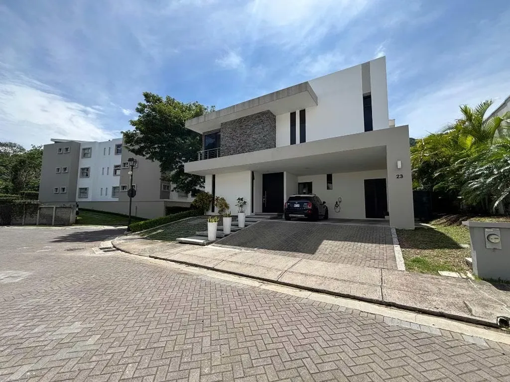 Se vende casa contemporánea en Bosques de Carao, Pozos
