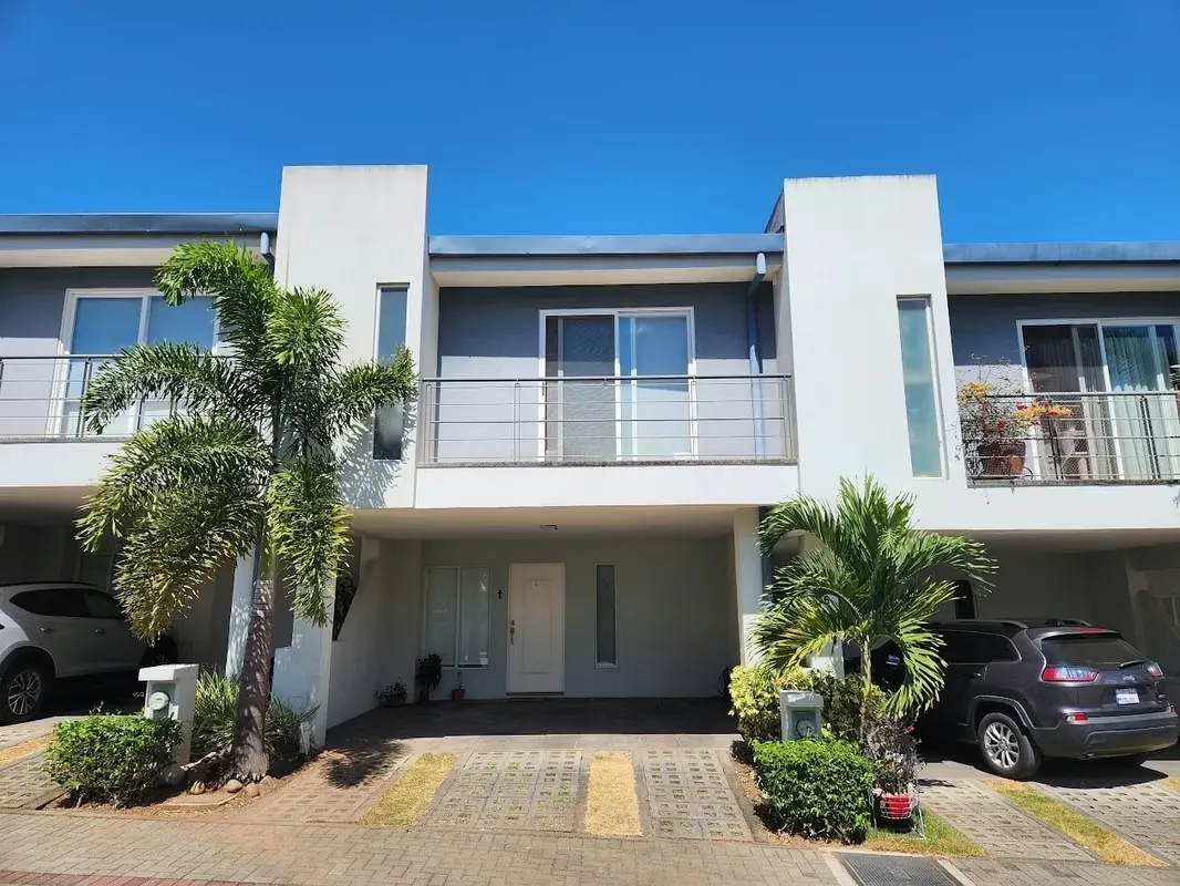 Se alquila Casa de dos niveles en Condominio Lomas de Santa Ana, Brasil de Santa Ana.