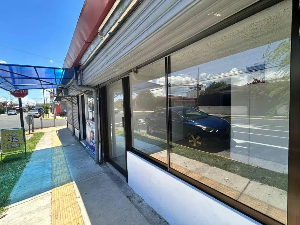 ¿Busca el punto ideal para su negocio en una zona de alto movimiento? Este local recién remodelado en San Jorge de ...