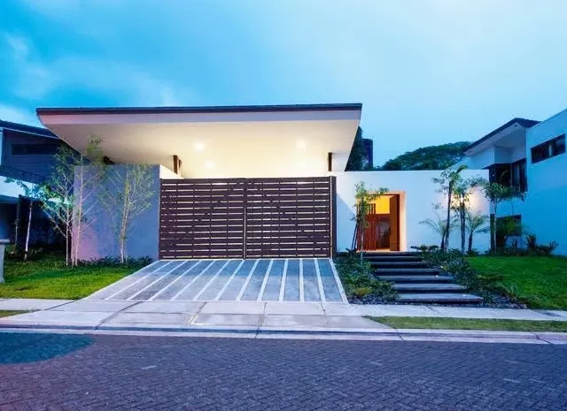 Venta casa contemporánea de lujo en condominio, Santa Ana. (FAU)