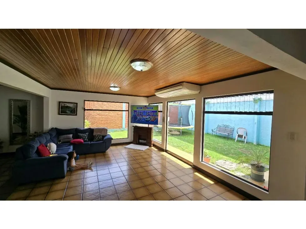 Alquiler de casa en Escazú con uso de suelo mixto.