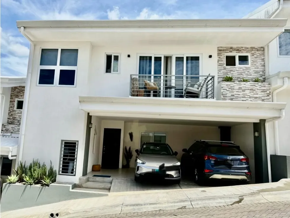 Casa en Venta en Santa Ana en Condominio