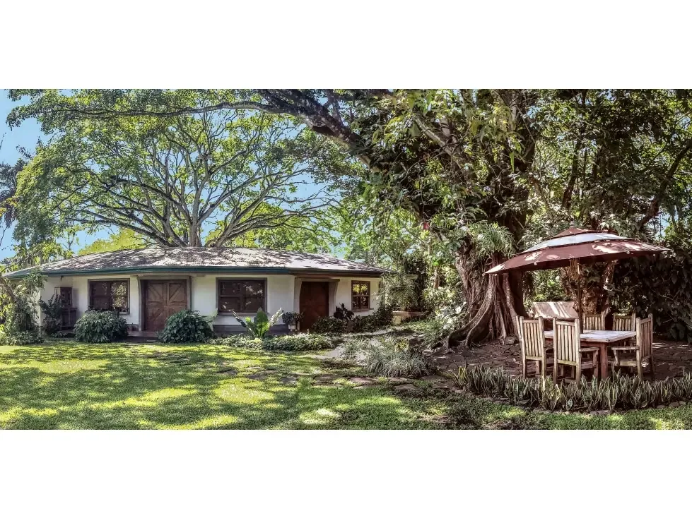 Iluminada casa rodeada de jardines en Brasil de Santa Ana