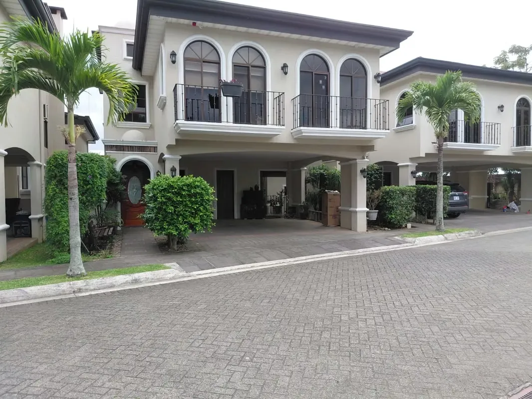 Se vende Casa en condo. de lujo-Colinas de Montealegre, Tres Ríos (AD)