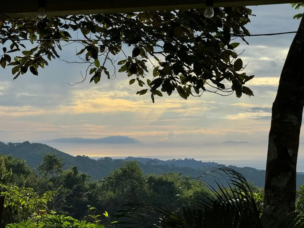 Propiedad con Vista al Mar en la Montaña Cerca de Jacó
