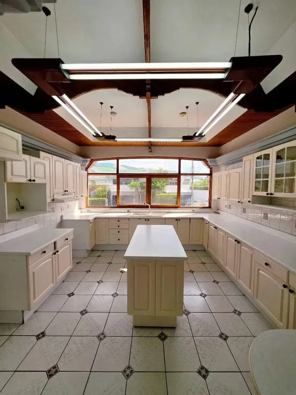 Casa en venta – Trejos Montealegre, Escazú. USO DE SUELO MIXTO,