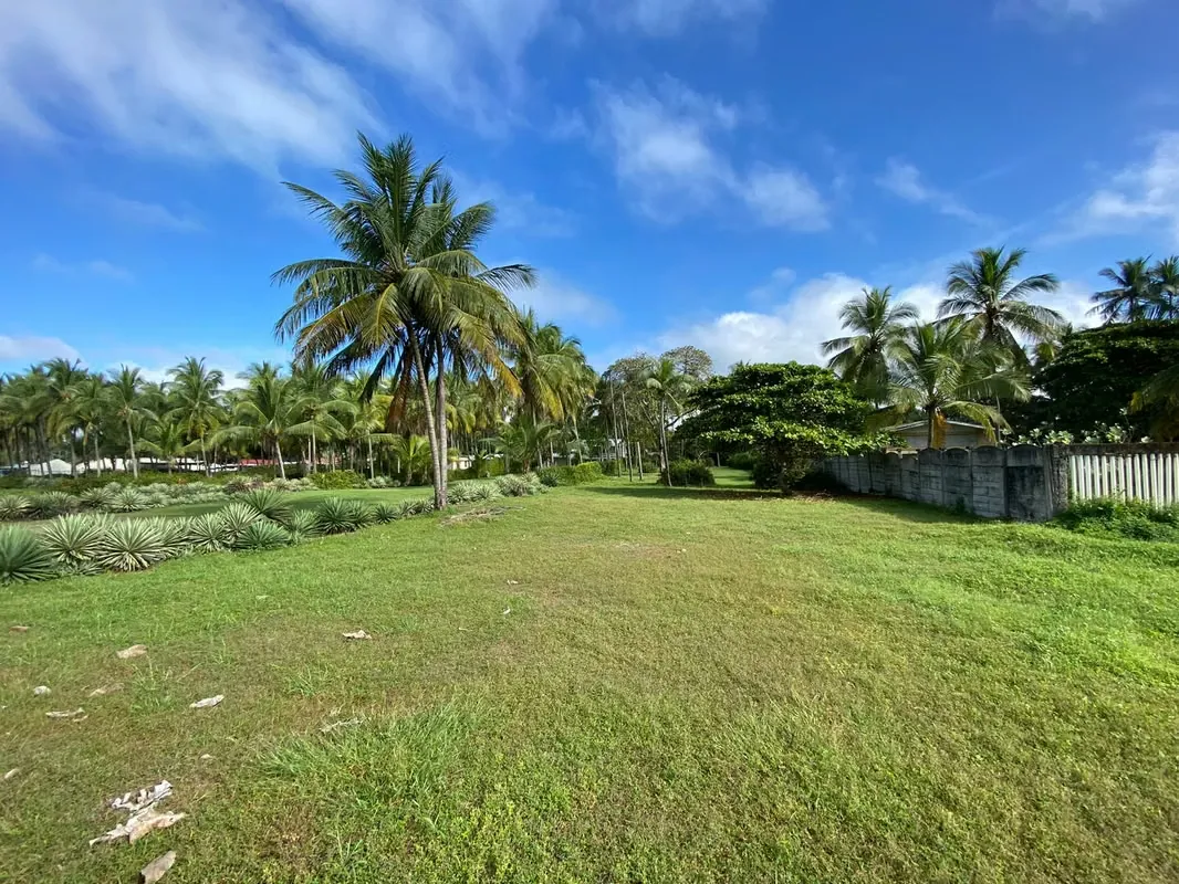 Excellent property facing the Puntarenas boulevard and the beach.
