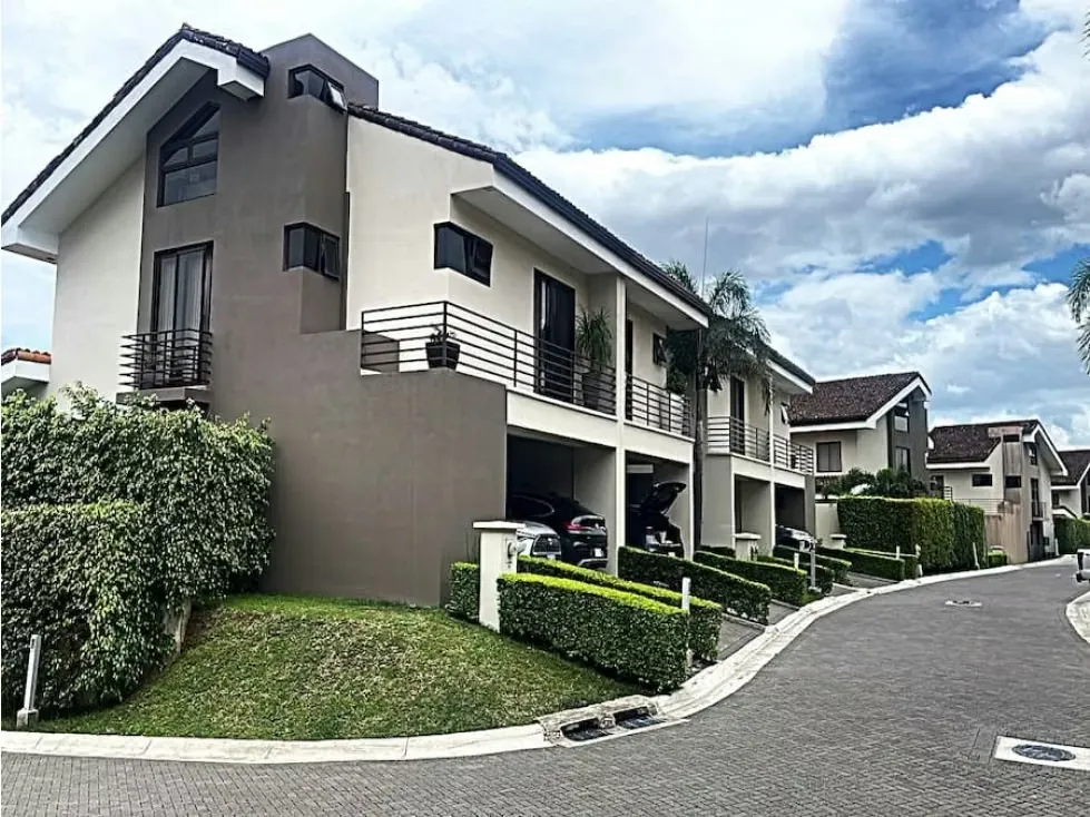 Venta de Casa Contemporanea, exclusivo condominio en Santa Ana
