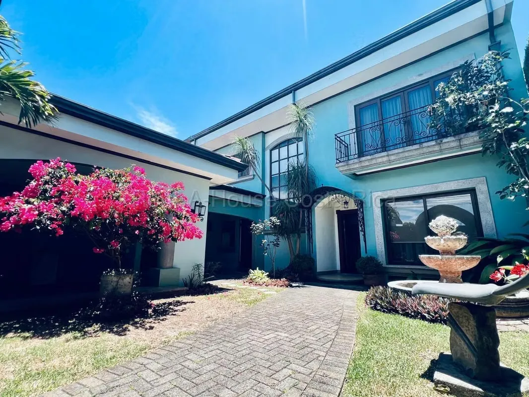  VENTA Casa de Lujo en Condominio | Santo Domingo de Heredia | Amplios Espacios y Privacidad 