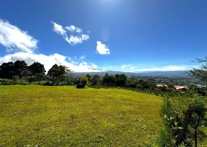 Looking for a private retreat with breathtaking views? This amazing 8,430 m² estate located in Concepción de San Isidro, Heredia, is perfect ...