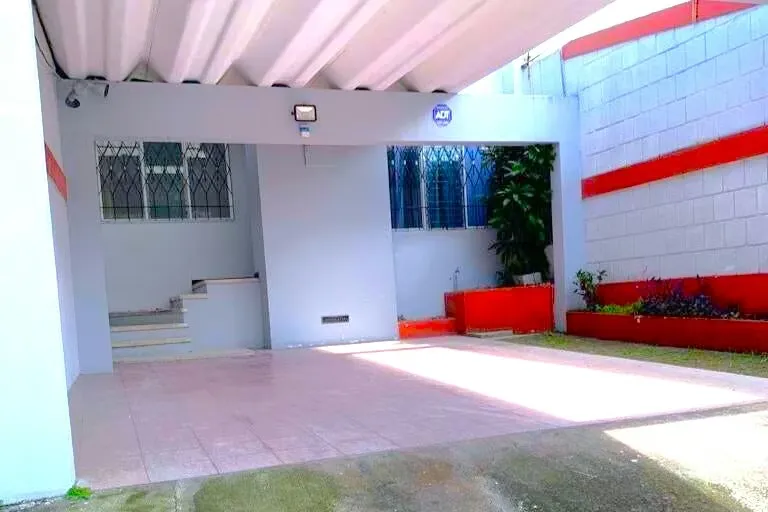  Casa en VENTA con Uso Mixto y Parqueo para Negocio en La California – Oportunidad Comercial