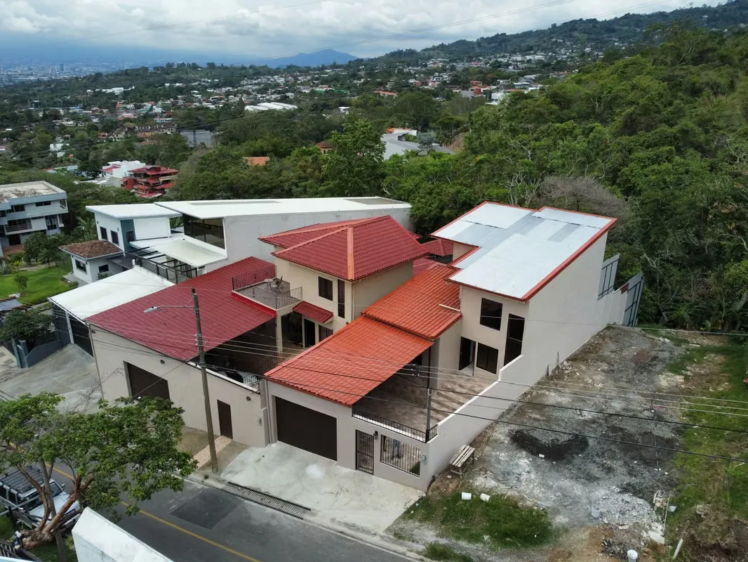 Casa nueva en Escazú con amplio lote de 414 m², terraza, deck y 3 parqueos