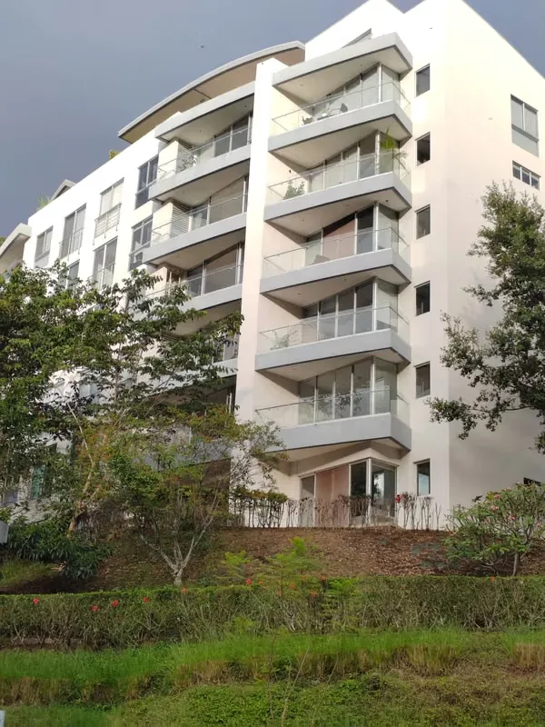 Alquiler de apartamento moderno, amoblado, grande, vista, $2.500