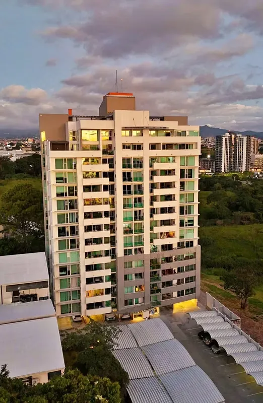 Alquiler apto en edificio, amueblado y con balcones, La Uruca. (AD)
