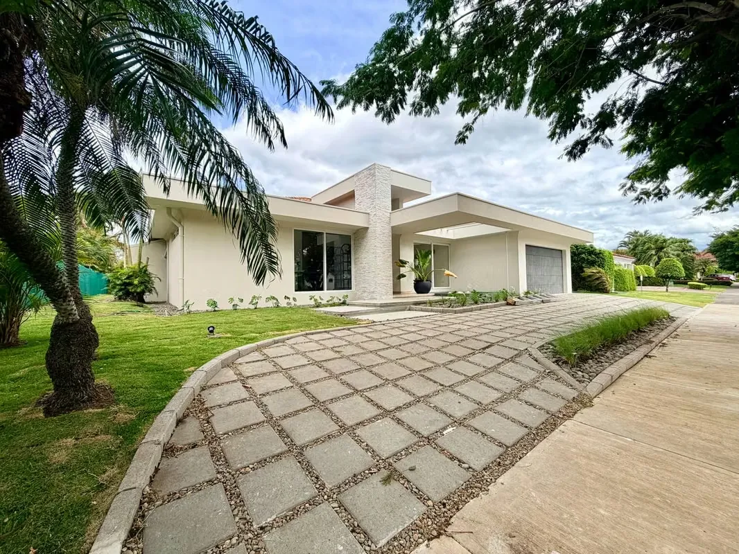 VENTA DE CASA EN BOSQUES DE LINDORA