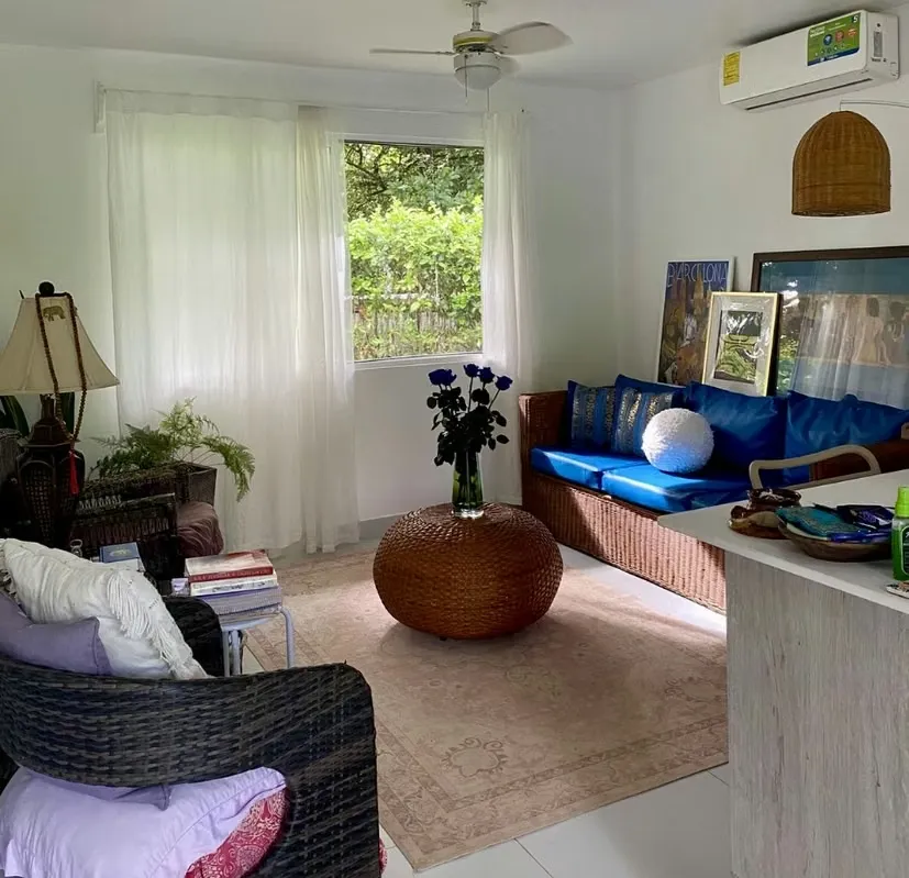 Este es un pequeño condominio de 6 unidades, en un entorno muy seguro y tranquilo y muy cerca de playas.