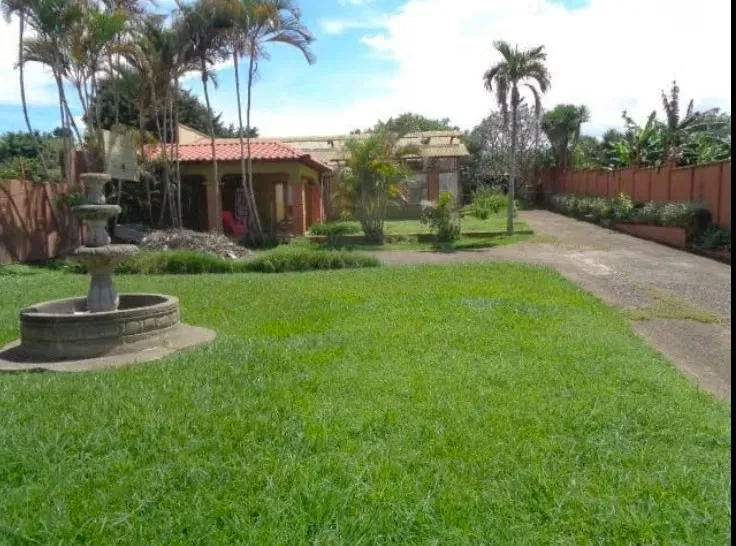 Venta de casa con enorme terreno en Santo Domingo de Heredia.
